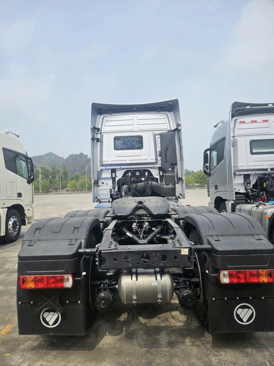 Thùng Xe tải nặng Foton Auman màu trắng