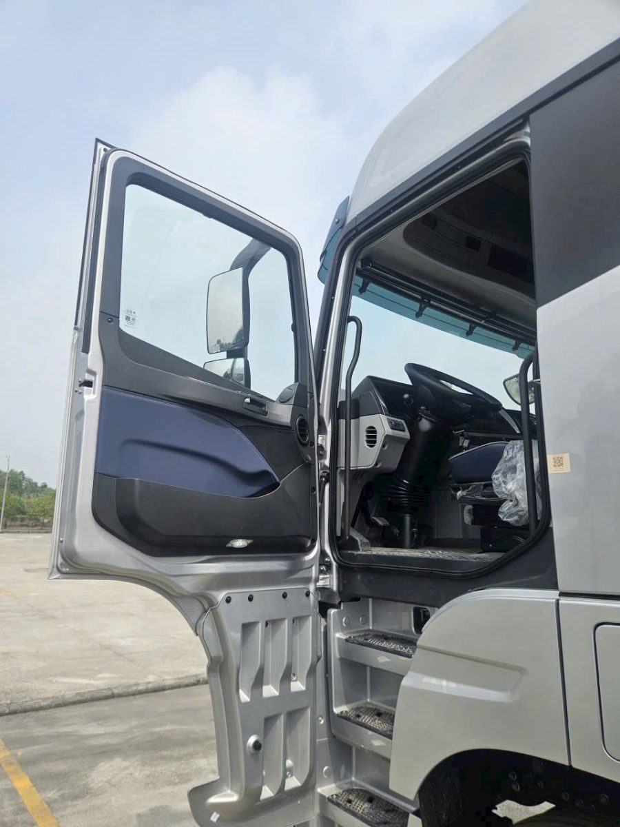 Khoang lái Bàn giao Xe tải nặng Foton Auman màu trắng